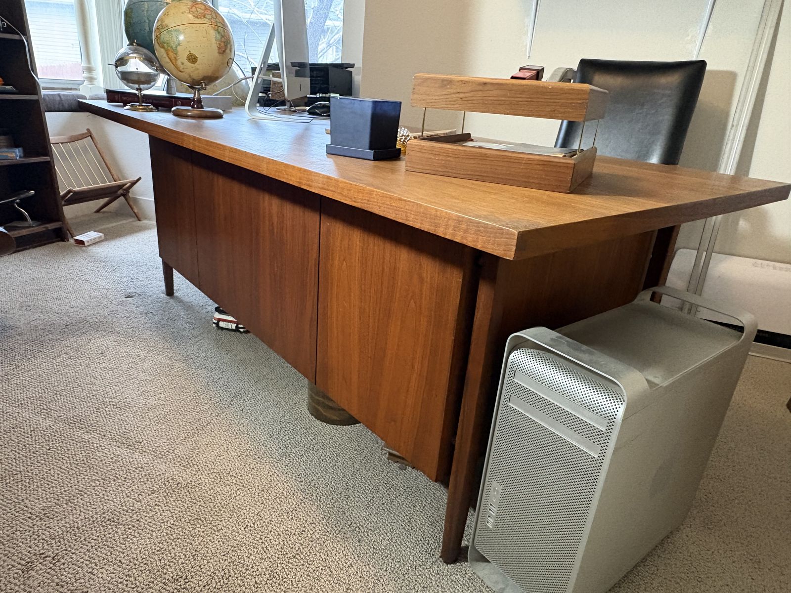 Stunning Knoll Mid Century Modern executive desk. Real wood top Fantastic floating legs and front 76”wide! Vintage MCM