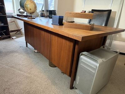 Stunning Knoll Mid Century Modern executive desk. Real wood top Fantastic floating legs and front 76”wide! Vintage MCM