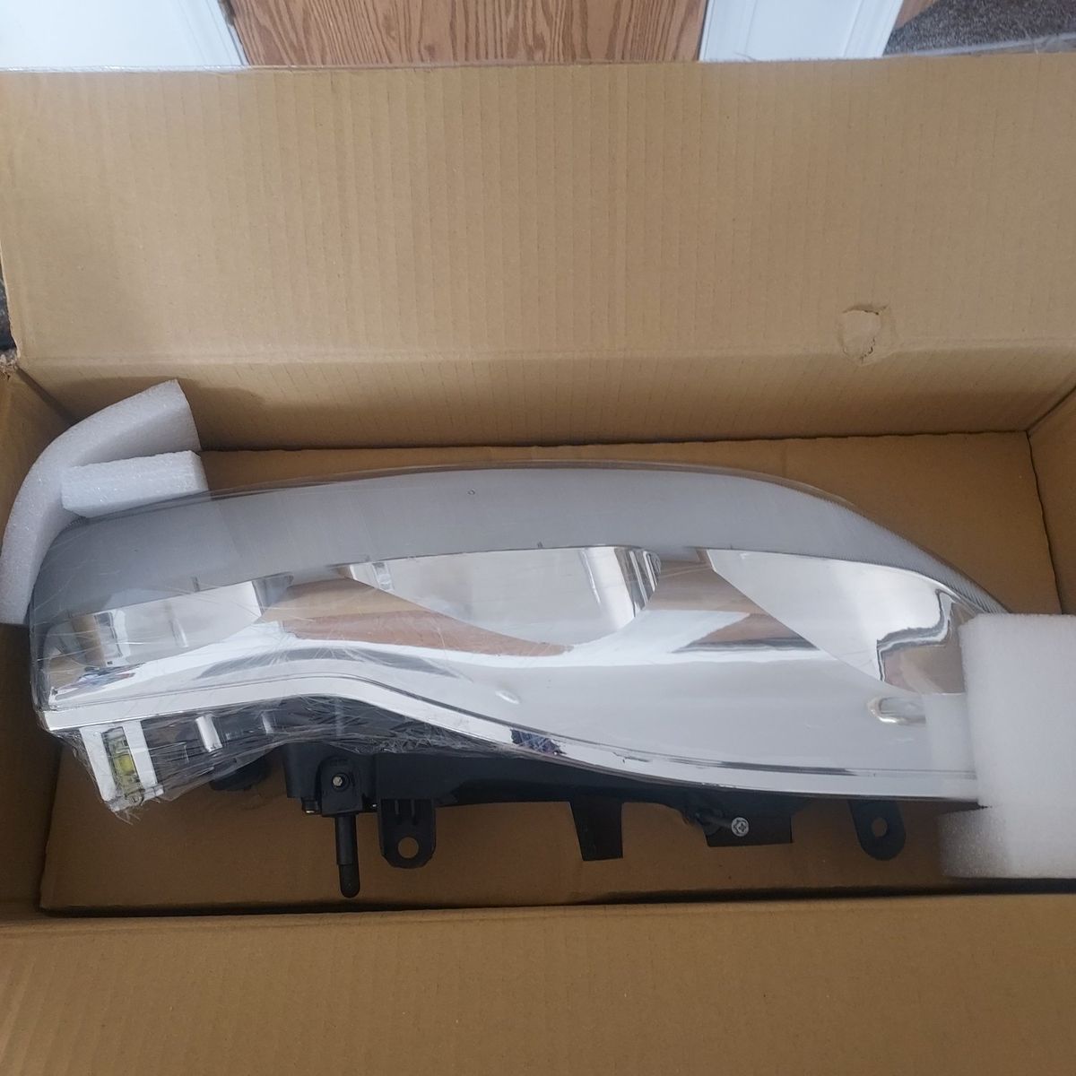 Right side Headlamp Assembly for 01-02 Saturn (NEW