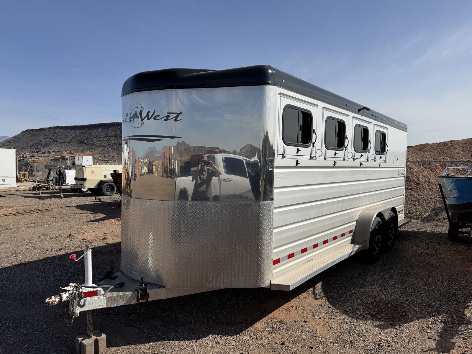 2018 Trails West 4 Horse Slant