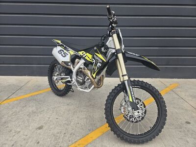 2025 Triumph TF 450-RC Edition Jet Black/Pure White