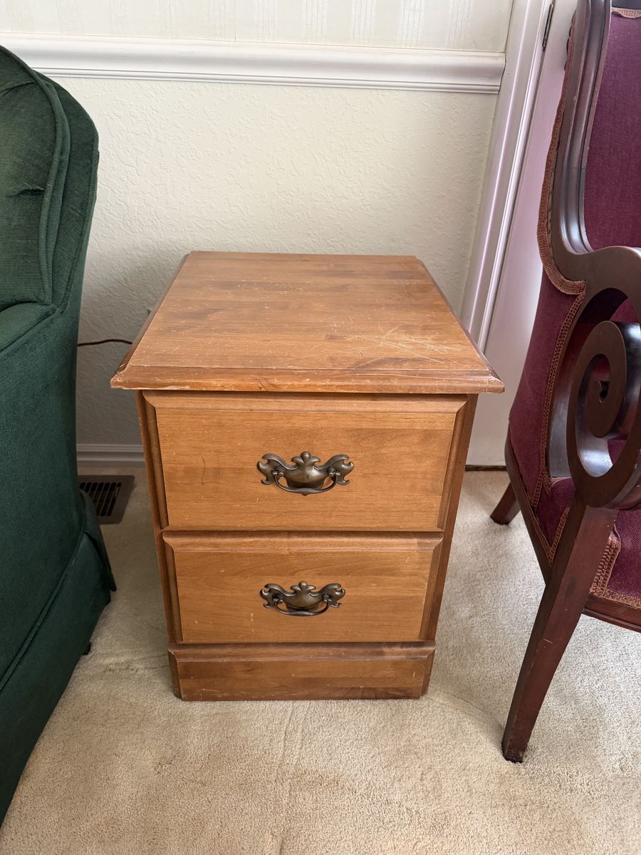 Vintage 2-Drawer Maple Nightstand / Bedside Table – Colonial Revival