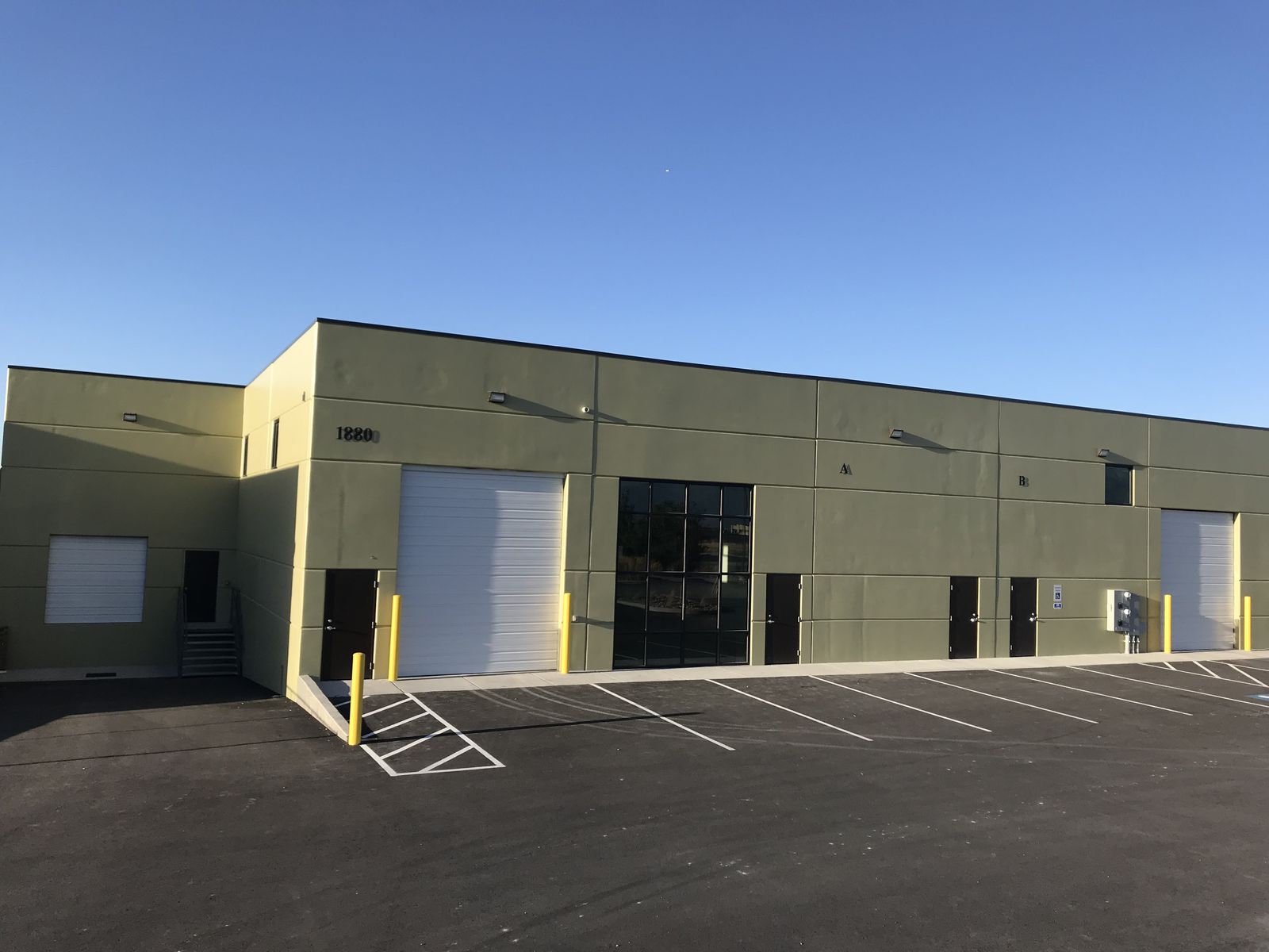 RARE! Small Flex unit with dock-high and ground-level loading doors