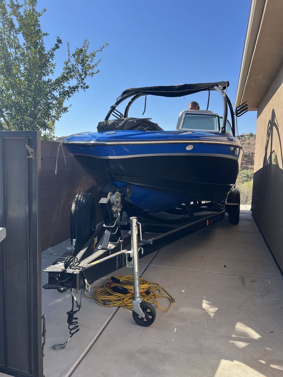 Killer wake surf boat