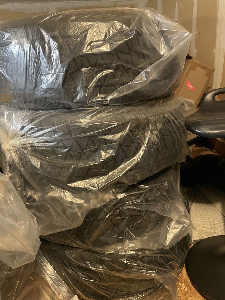 4x Snow Tires, Blizzak DM-V2 Size 235/60R18, Great Condition Used Just 1 Season