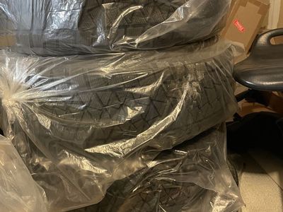 4x Snow Tires, Blizzak DM-V2 Size 235/60R18, Great Condition Used Just 1 Season