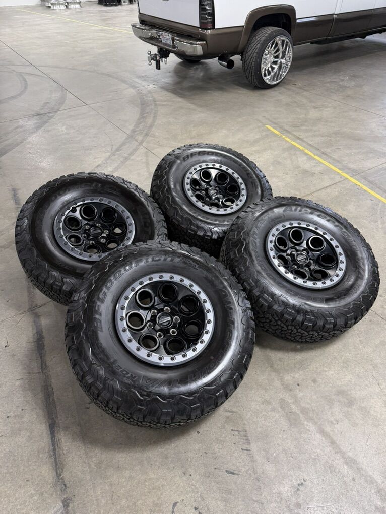 LIKE NEW 2025 Ford Raptor 17in Beadlocks/ 37in BFG