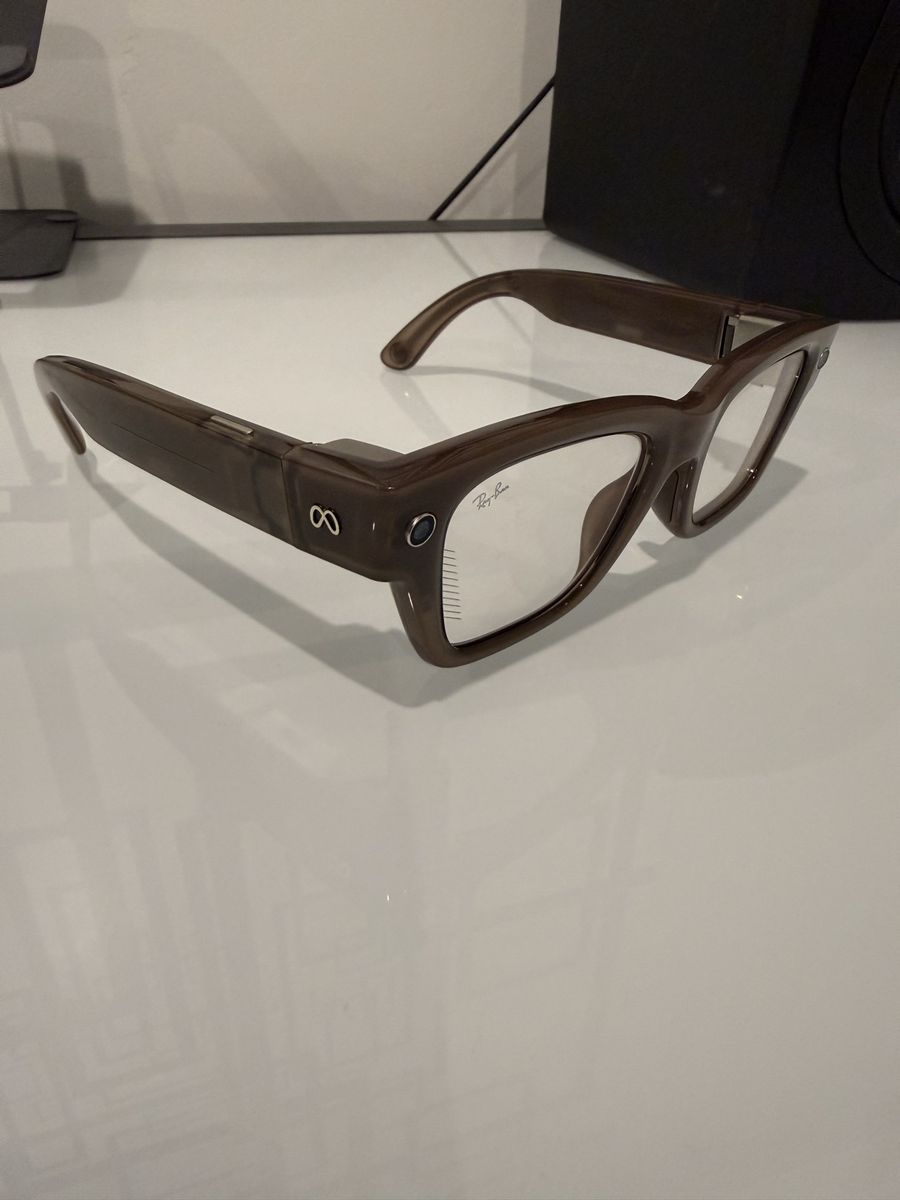 Ray-Ban Meta Smart Glasses - Brown with  Charging Case and Band