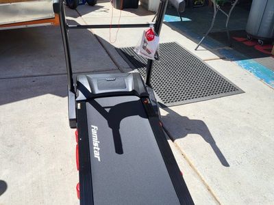 Famistar T532A Folding Treadmill 5.1HP w/20% Auto Incline **