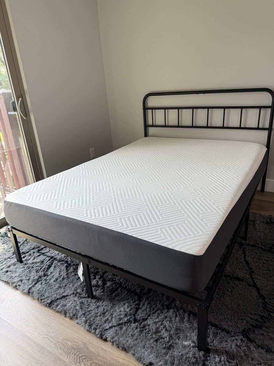 Full Size Mattress + Metal Bed Frame – Clean - Rug Included
