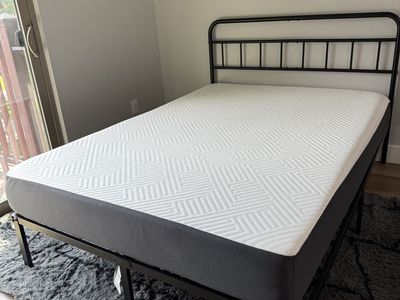 Full Size Mattress + Metal Bed Frame – Clean - Rug Included