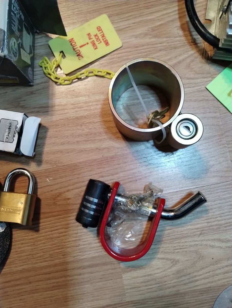 trailer locks 5th/goose/toung