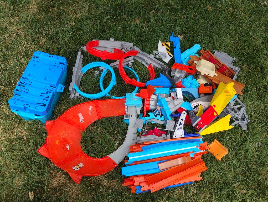 FUNDRAISER-Hot Wheels Track Builder Unlimited & Die-Cast Cars Playset Assorted Bundle. Comes with a large bucket to hold the tra
