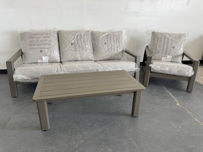 NEW COSTCO HENREDON OUTDOOR PATIO CHAIR & TABLE SET