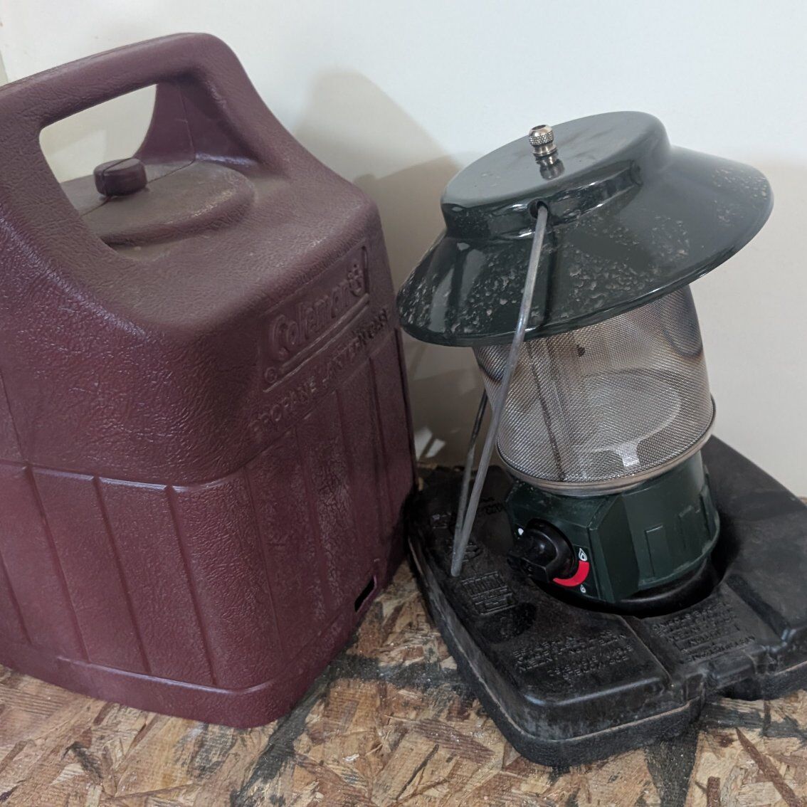 Propane camping lantern with case