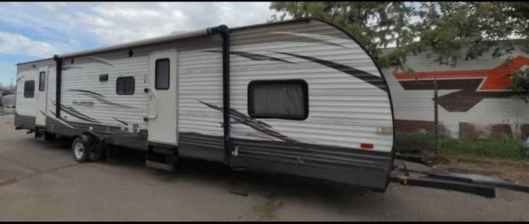 2017 32-34ft. Forest River Wildwood