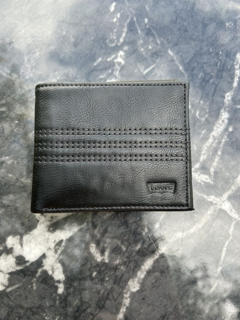 NEW Levi's Black Leather Bi-fold RFID Wallet