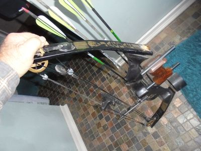 Jaguar Compound Bow with quiver and arrows