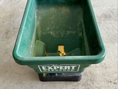 Handheld Fertilizer Broadcast Spreader