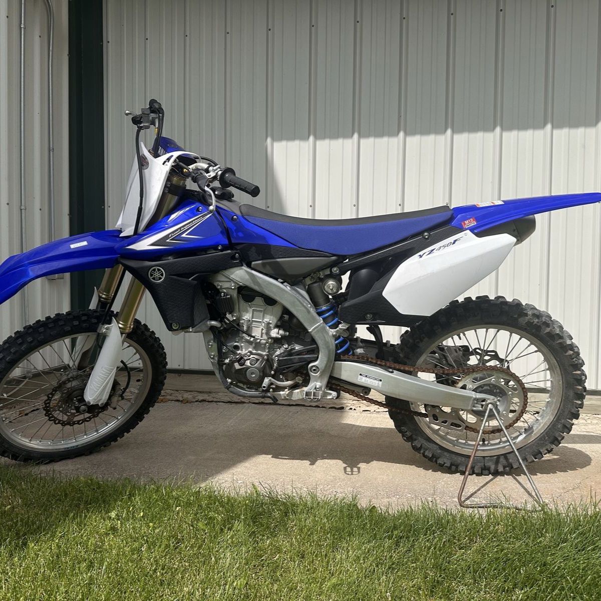 Yamaha 2010 YZ450F Dirt Bike - Blue/White, 4-Stroke Engine