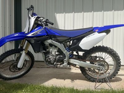 Yamaha 2010 YZ450F Dirt Bike - Blue/White, 4-Stroke Engine