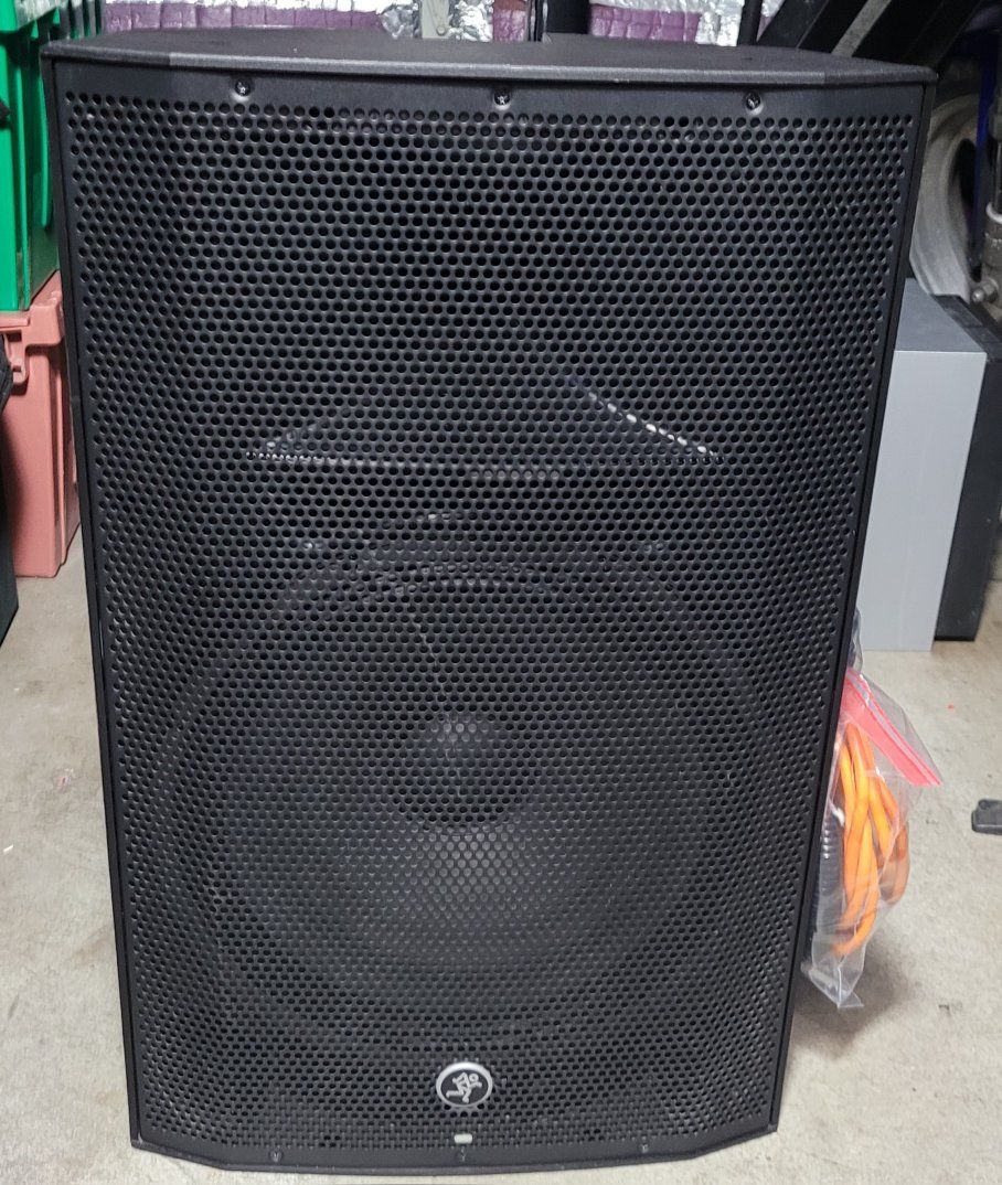 Mackie thump 15 a powered speaker
