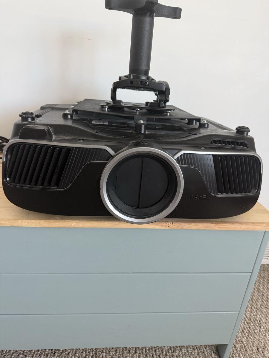 EPSON 6050UB Projector. Read description