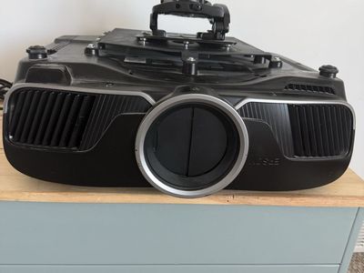 EPSON 6050UB Projector. Read description