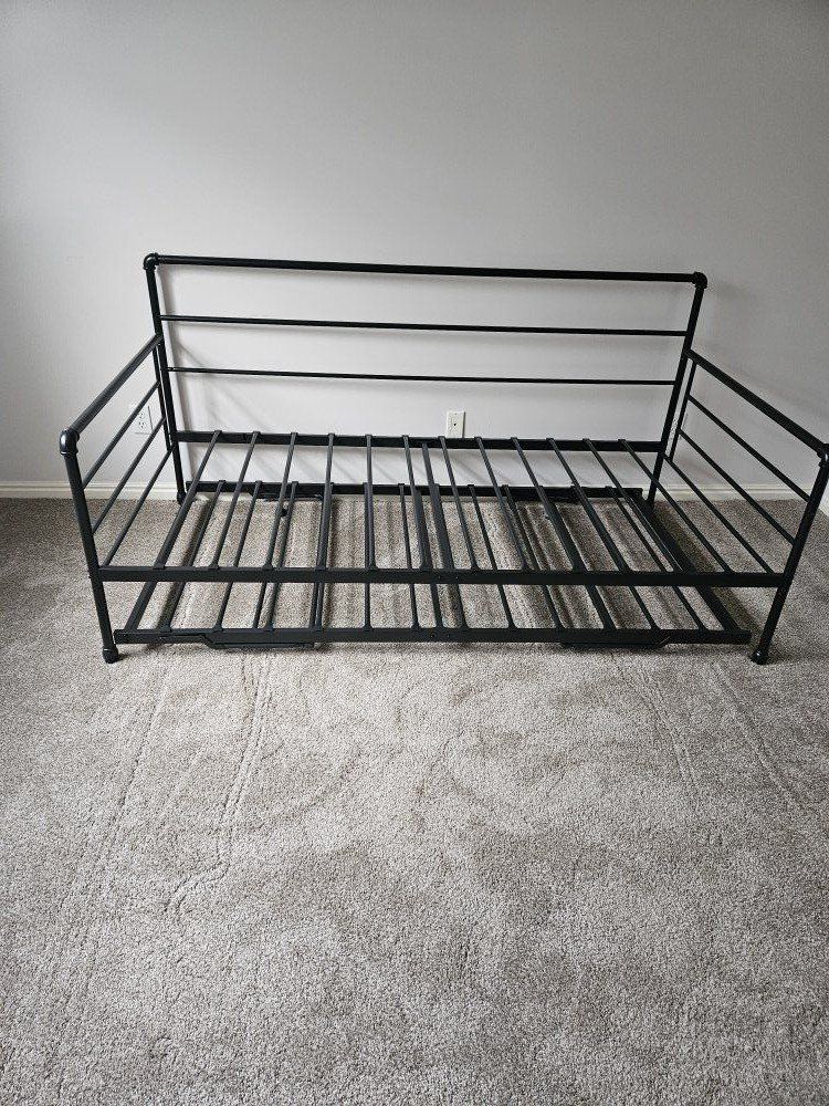Black metal Trundle/Day Bed