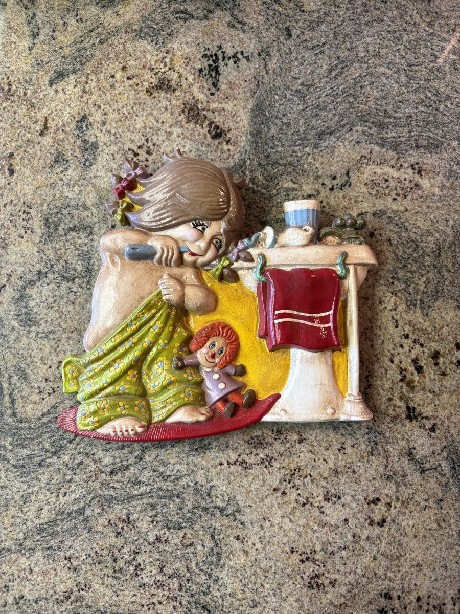 Vintage Hand-Painted Chalkware Girl in Bathtub Wall Plaque – Mid-Century Bathroom Decor $20 cash