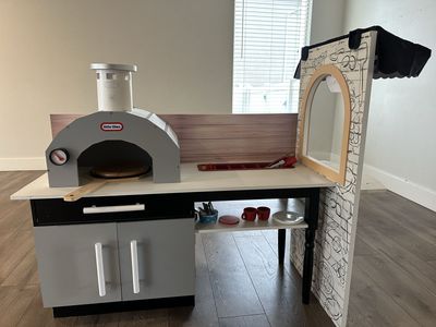 Little Tikes Wooden Pizza Shop Play Kitchen and Pizzeria Playset
