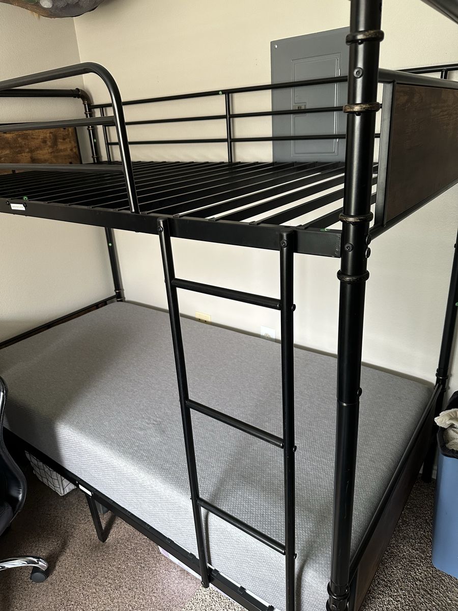 Twin bunk bed