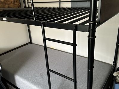 Twin bunk bed