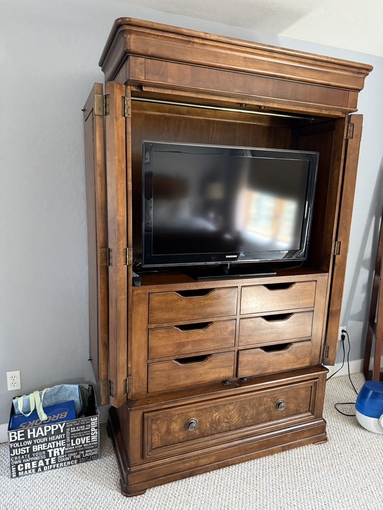 Ethan Allen Townhouse Amoire