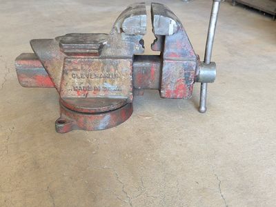 Bench vise