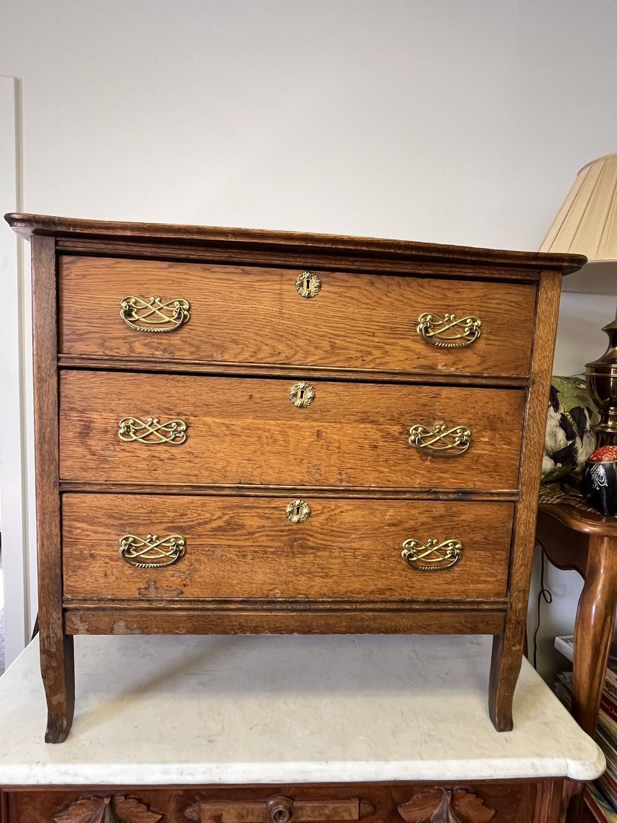 Wood 3 drawer dresser antique 