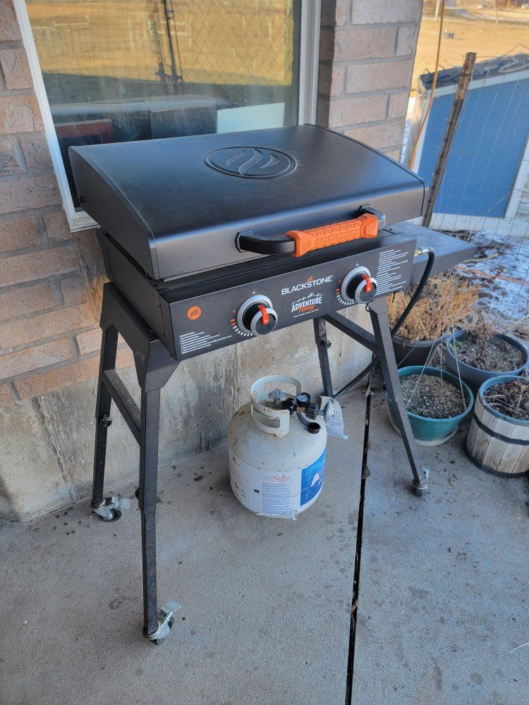 Blackstone Adventure Ready 2-Burner 22" Propane Griddle with Hood & Omnivore Griddle Plate