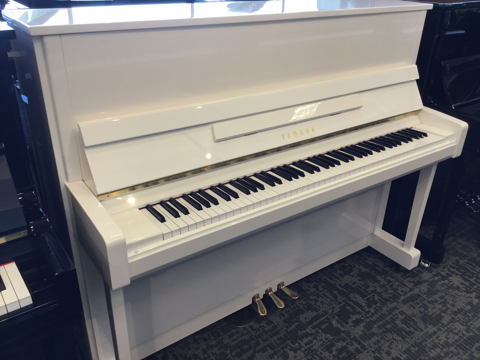 WHITE YAMAHA UPRIGHT STUDIO PIANO!!!