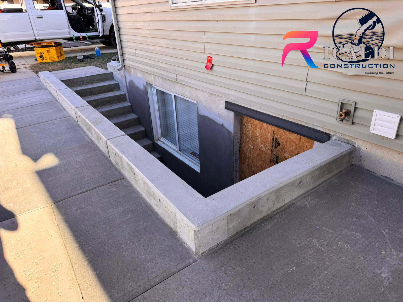WALKOUT - CONCRETE WALLS - SYMONS FORMS - FOOTING - FOUNDATION - BASEMENT - VERTICAL CONCRETE - CONCRETE STEPS