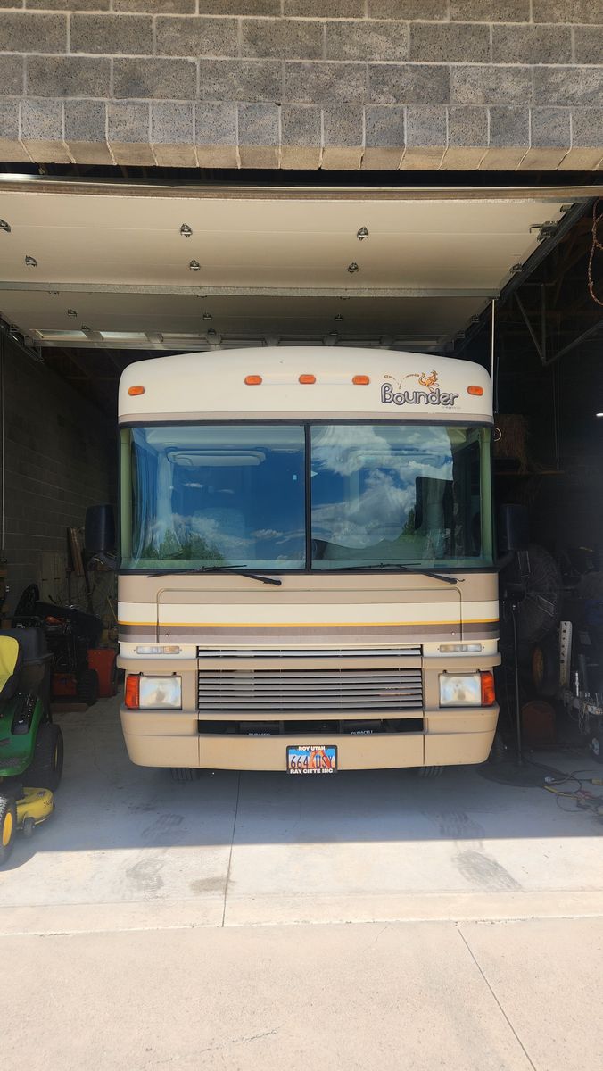 1997 Bounder Model 34V, Super Slide Out .
