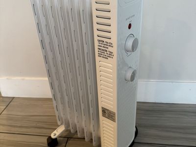 Mainstays Portable Electric Oil-Filled Radiator Space Heater White