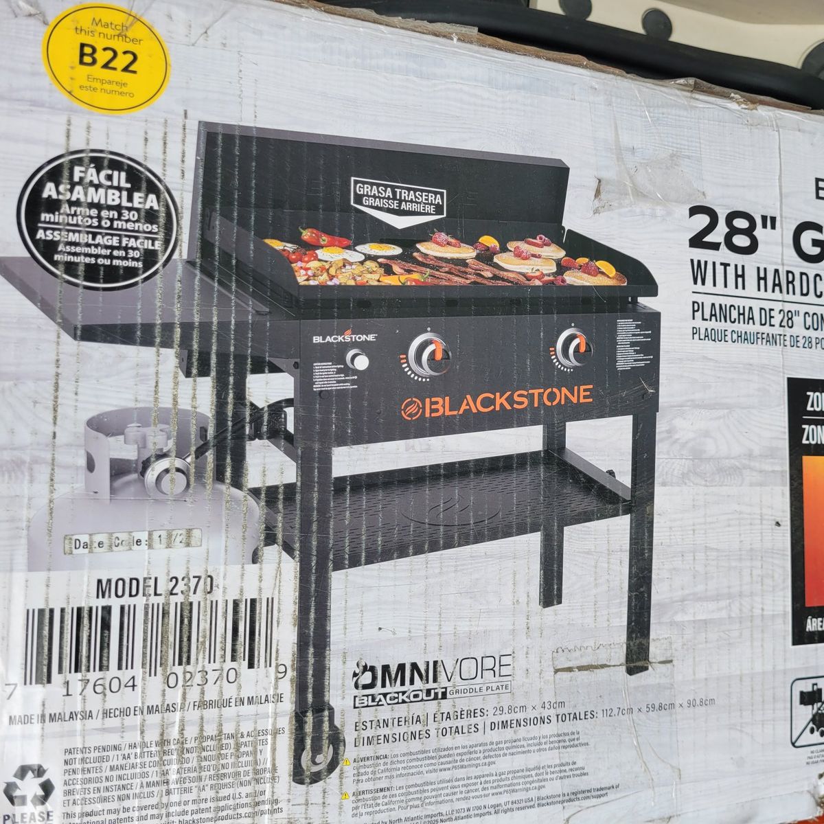 NEW-Blackstone 28 in. Griddle w/Hard cover & Shelf