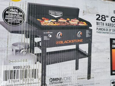 NEW-Blackstone 28 in. Griddle w/Hard cover & Shelf