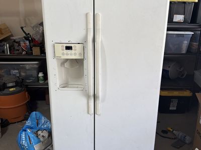 Fully working fridge missing cosmetic piece