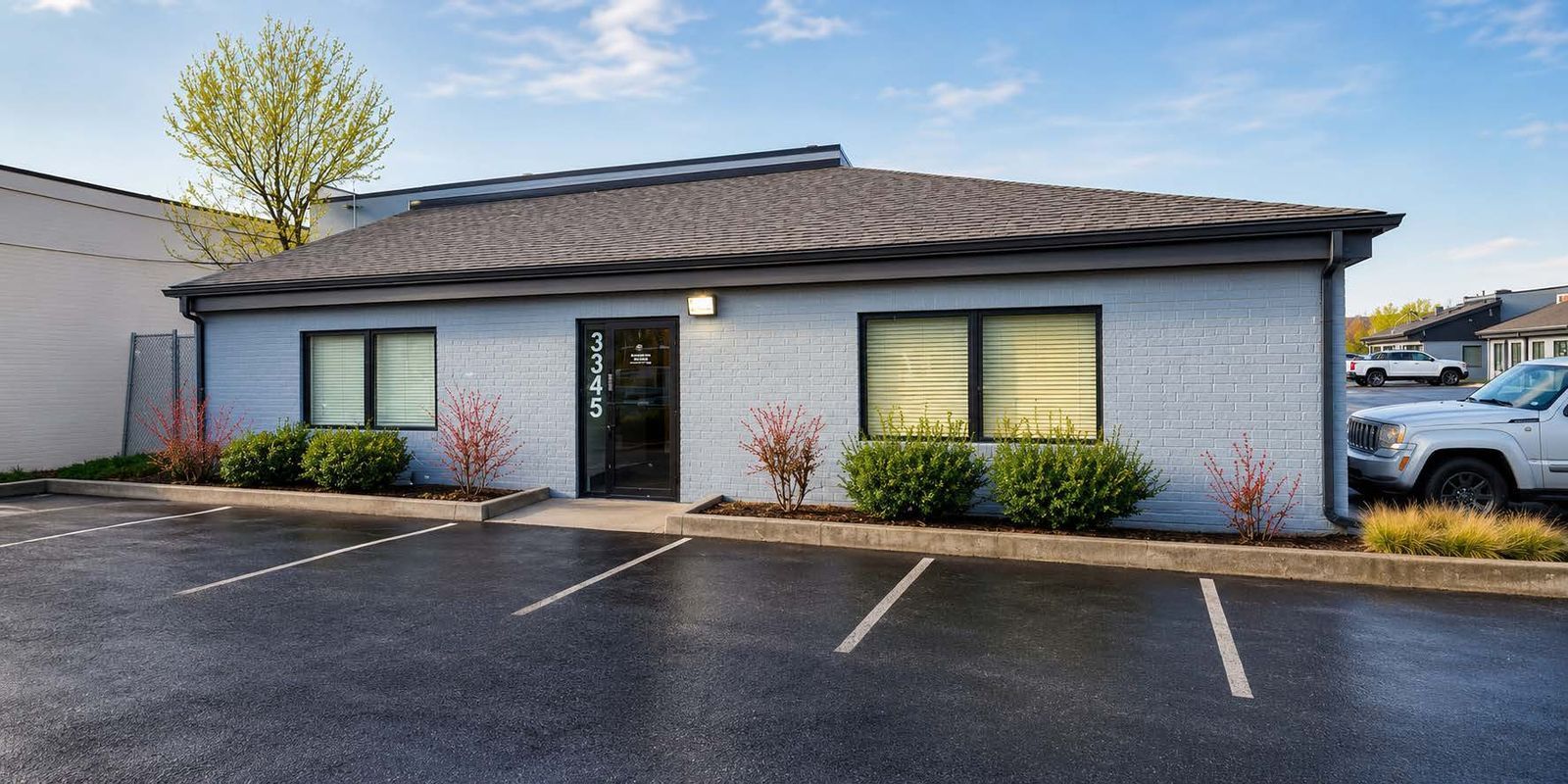 2,925 SF Renovated Office/Warehouse – $3,956/Month + Move-In Special 