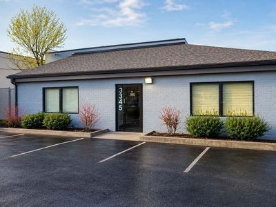 2,925 SF Renovated Office/Warehouse – $3,956/Month + Move-In Special