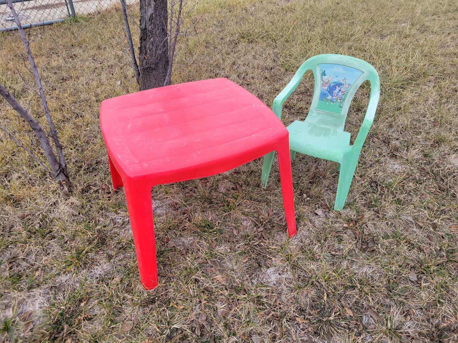 Children toddler kid plastic red table and Disney winnie the poo bear & friends chair