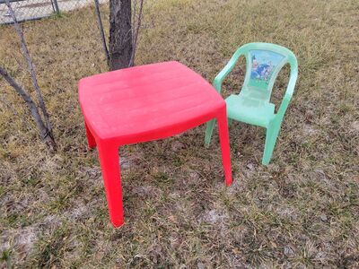 Children toddler kid plastic red table and Disney winnie the poo bear & friends chair