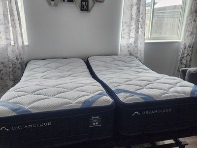 Dreamcloud Premier Hybrid Split King Mattress Set With Power Adjustable Bases, Beds, Like New