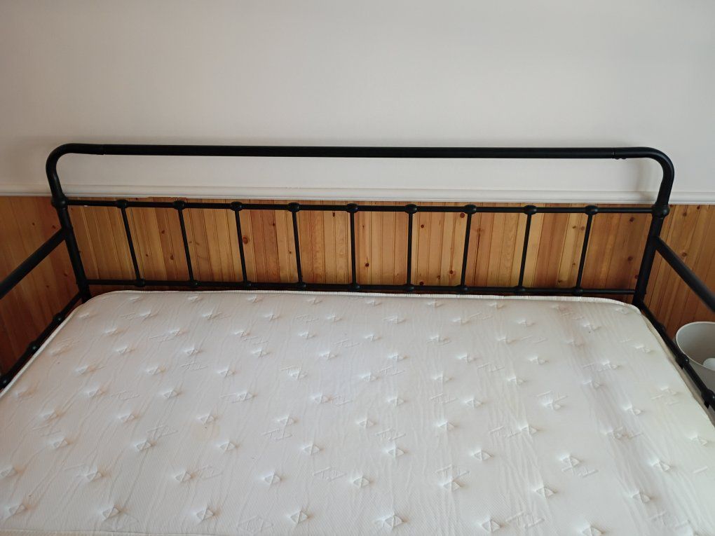 Black Metal Daybed Frame with Pull-Out Trundle Bed and Mattresses
